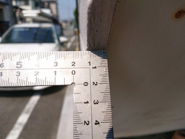 サイディングボードの厚みを確認